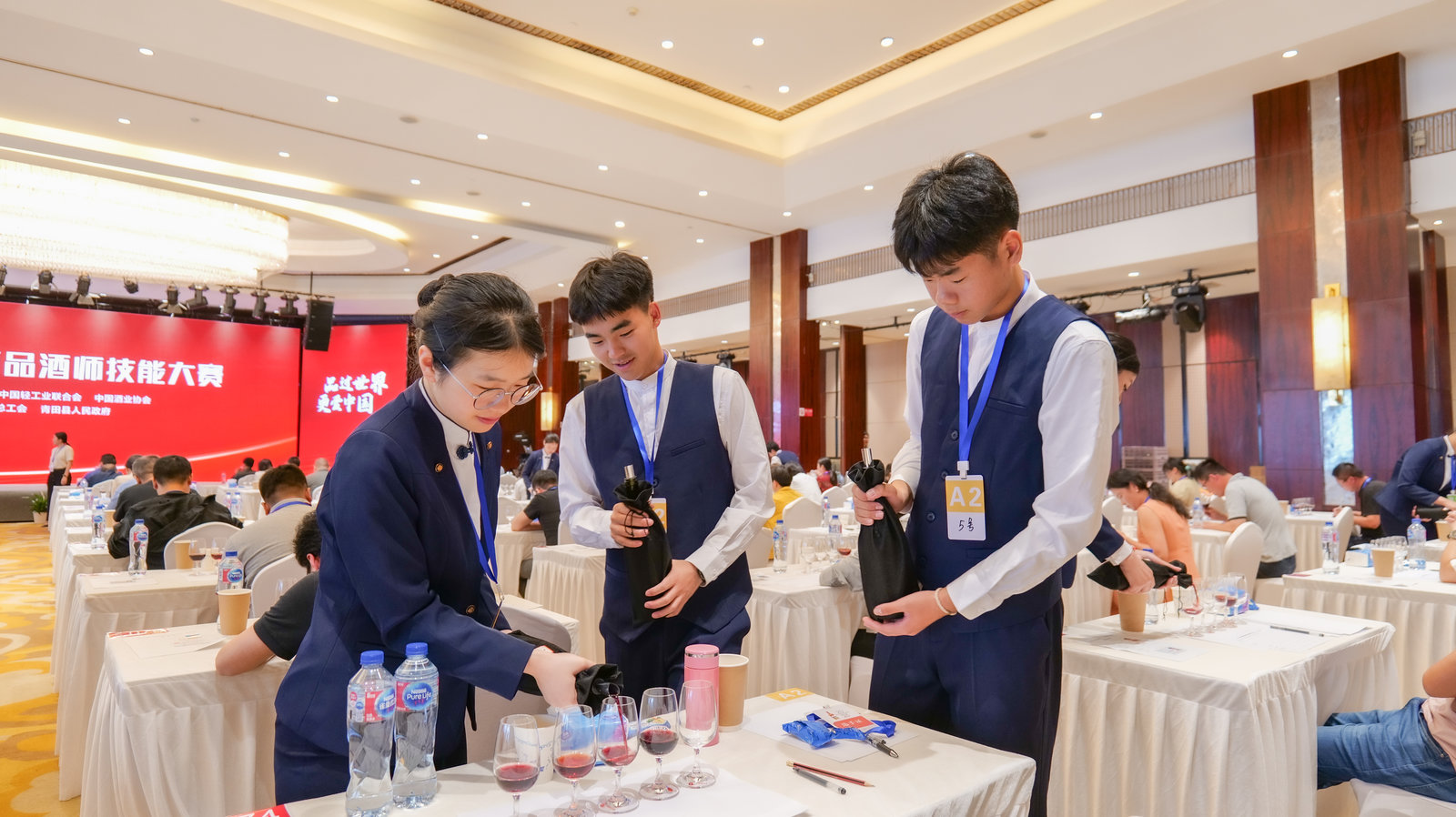 青田職技校旅游專業學生服務全國葡萄酒品酒師行業賽6.jpeg